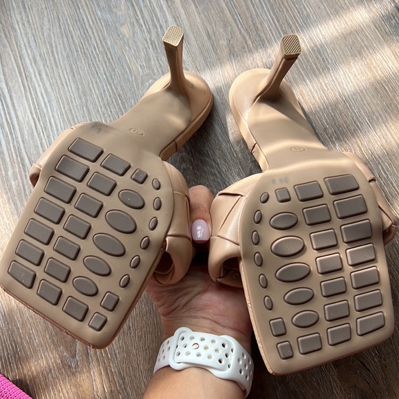 woven leather heels - Picture 2 of 3